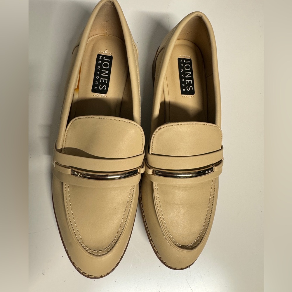 Jones NewYork loafer cream size 9 with silver accent 1 inch heel black point toe